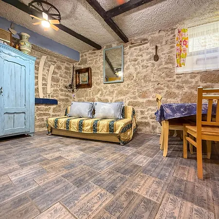 Voltera In Old Town, With Parking Nearby *
