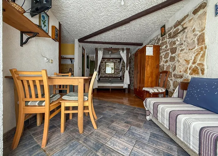 Voltera In Old Town, With Parking Nearby *