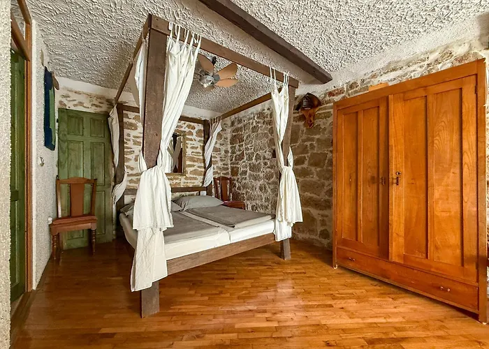 Voltera In Old Town, With Parking Nearby * Бетина