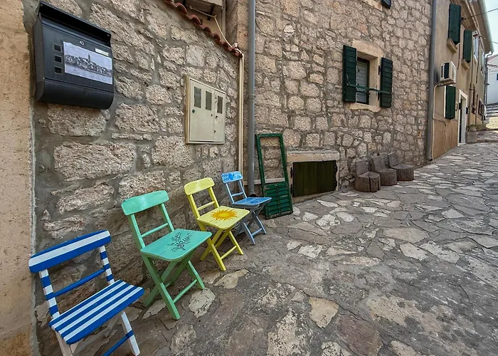 Voltera In Old Town, With Parking Nearby *